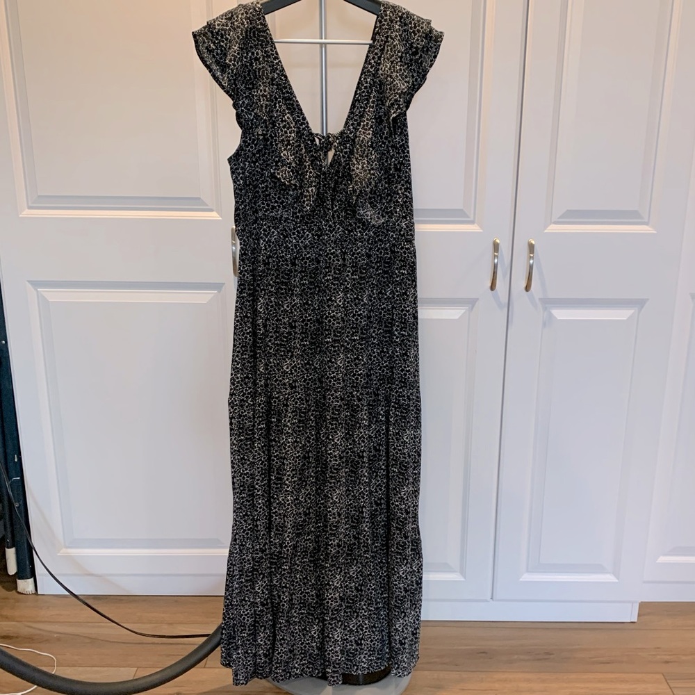 Lulu’s Black Floral Print Ruffled Tiered Midi Dress